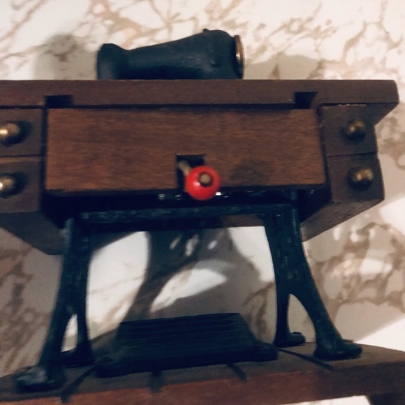 Vtg. Trading sewing machine musical box for display decor. - Picture 1 of 8